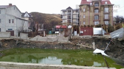 На скандальной стройке в Коктебеле снова кипит работа