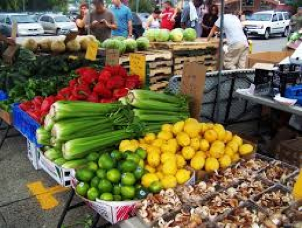 В Симферополе рыночных торговцев разгоняют, а в Николаевке им предоставляют бесплатные места