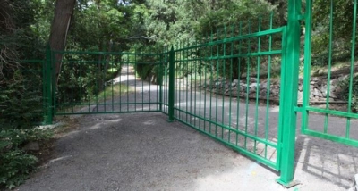 Алуштинцы добились демонтажа забора, ведущего к морю (видео)