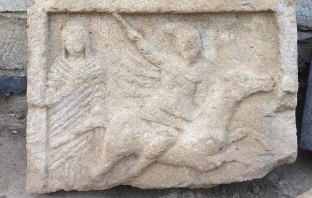 В Кыз-Ауле нашли фрагменты надгробной плиты второго века