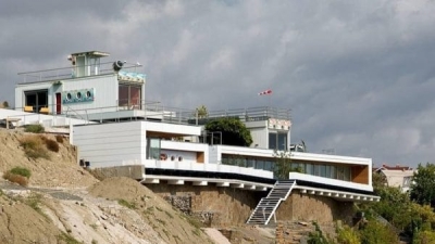 Скандал: Дмитрий Киселев узнал себя в статье, но учредитель газеты утверждает, что писали не о нем