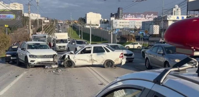 В Севастополе произошло массовое ДТП с участием пяти автомобилей