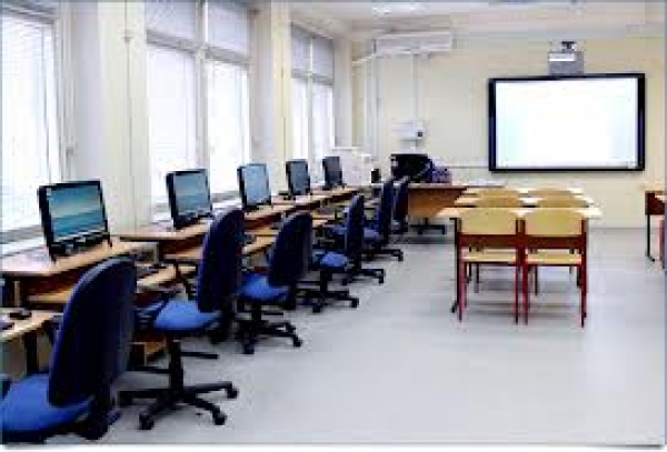 Симферополю передали компьютерные классы и детские площадки