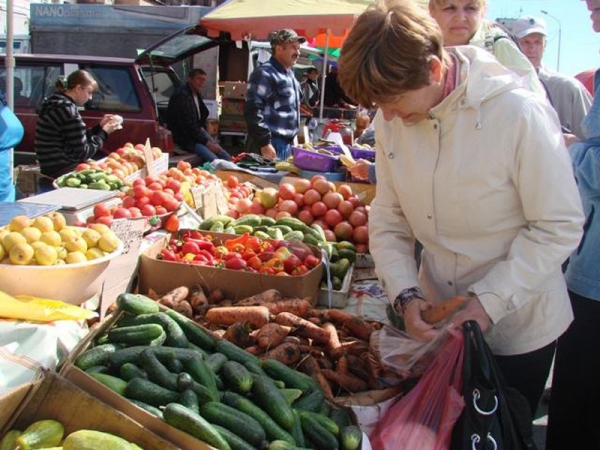 Продуктовыми ярмарками власти Крыма пытаются решить продовольственную проблему