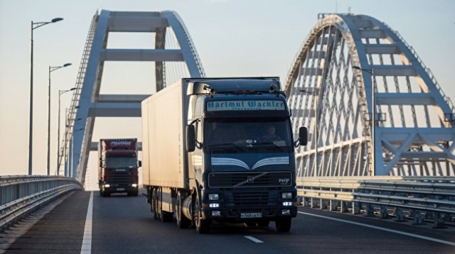 Перед въездом на Крымский мост сканируют все грузовики