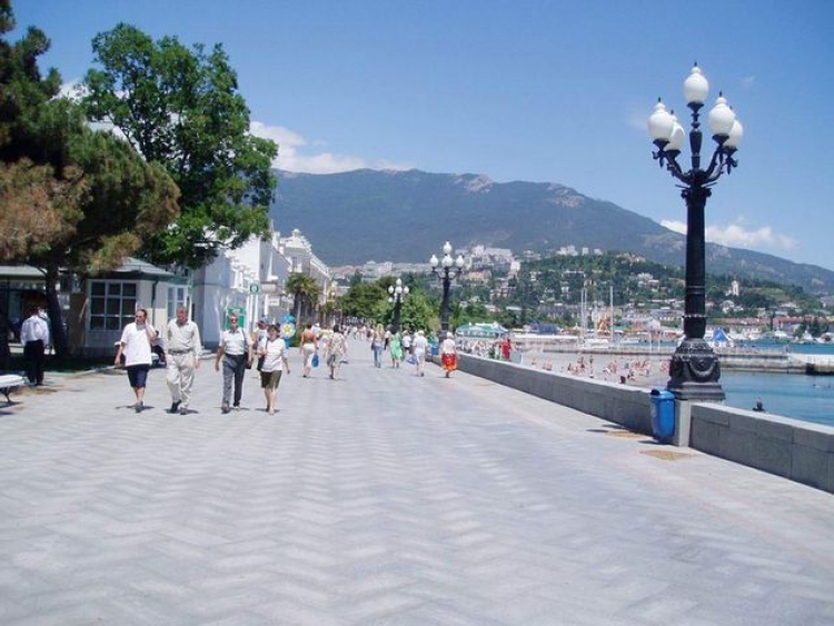 На месте бывшей «Еды» в Ялте укладывают гранитную плитку