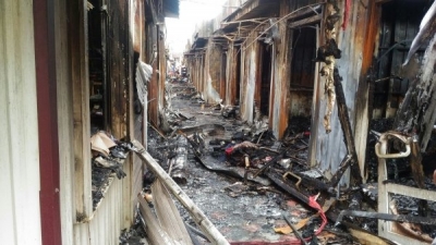 Масштабный пожар в Щелкино уничтожил 78 торговых павильонов на вещевом рынке