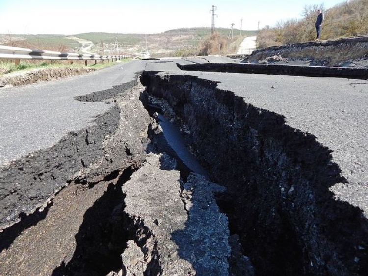 Только в середине июня ненадолго откроют Севастопольскую трассу на месте схождения оползня