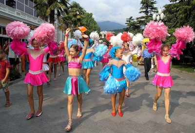 Скамью «Примирения» подарили Феодосии в день рождения