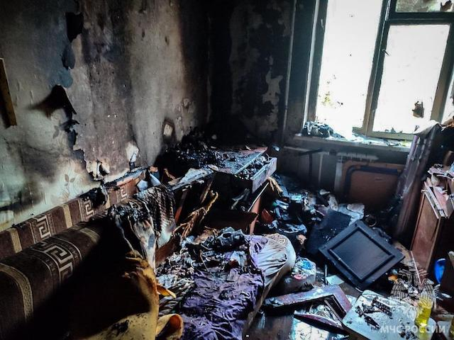 В Севастополе во время пожара в жилом доме спасены два человека