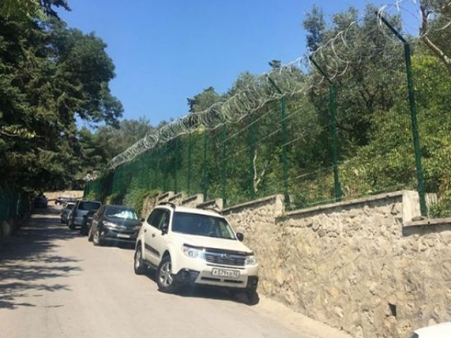 За колючей проволокой – у Никитского сада появилось новое ограждение