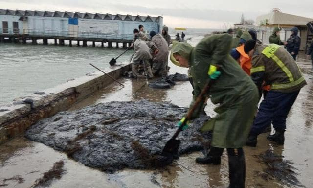 В Керчи и Ленинском районе продолжают собирать нефтепродукты