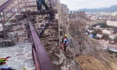 Спасатели эвакуировали девушку со стены Генуэзской крепости