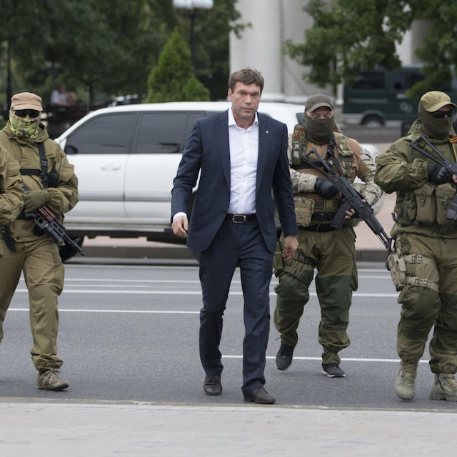 Раненного накануне Олега Царева охраняют сотрудники ФСБ