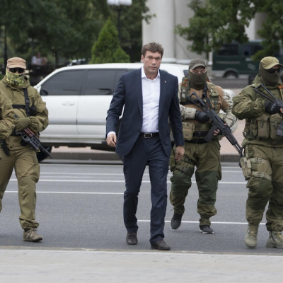 Раненного накануне Олега Царева охраняют сотрудники ФСБ