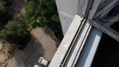 В Симферополе с балкона восьмого этажа выкинули женщину