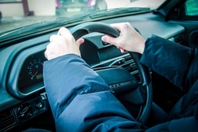 Молодой человек угнал автомобиль, чтобы проведать свою девушку