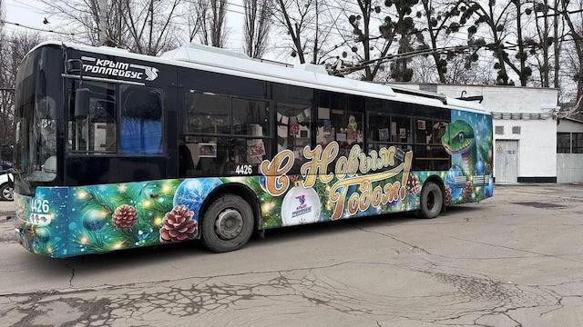 В городах Крыма курсируют праздничные троллейбусы