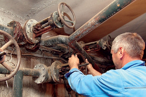 В Алуште должников отключают от канализации