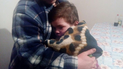 Малыш протопал 3 км и заснул у горной дороги (видео)