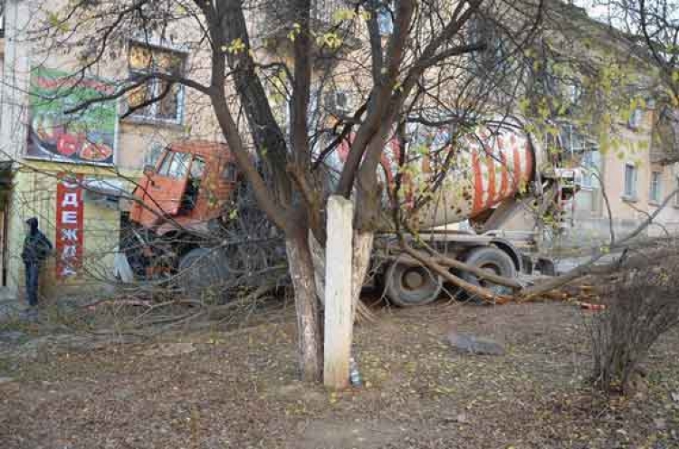В Севастополе «взбесилась» бетономешалка – поехала без водителя, сметая все на своем пути
