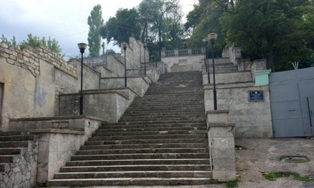 «Баварский дом» приступил к реконструкции Митридатской лестницы