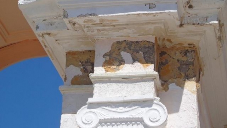 Арка в Керченском парке, которую недавно отремонтировал российский подрядчик, уже разрушается