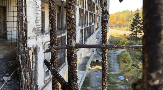 В Ялте подросток упал с 3-го этажа недостроенного здания