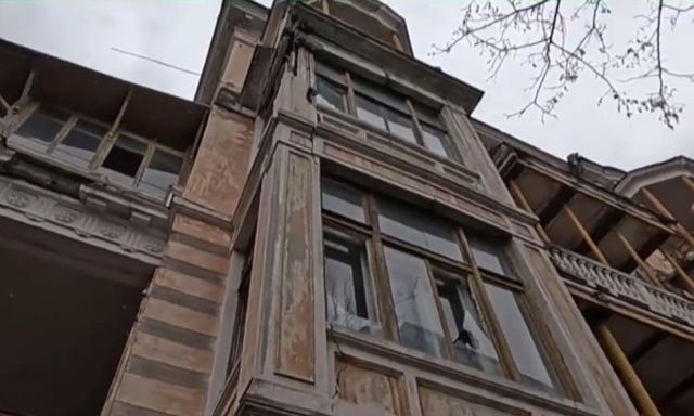 Вилла «Доссия» в Ялте приходит в упадок и стало убежищем для бездомных граждан