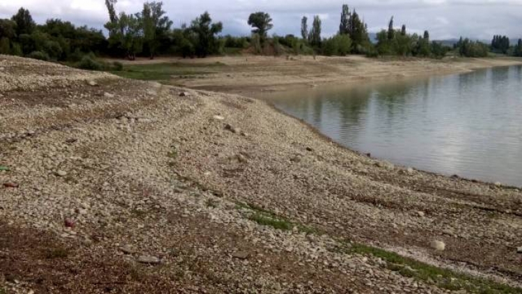 Водовозы быстрыми темпами разбирают воду из Белогорского водохранилища