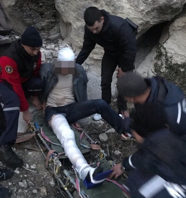 Житель Бахчисарая упал со скалы и пролетел 15 метров