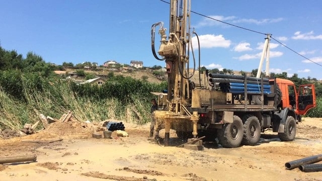В Армянске бурят скважины – нейтрализовать выбросы на заводе будут подземными водами