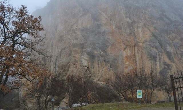 Под скалой Красный Камень у Гурзуфа продолжается незаконное строительство